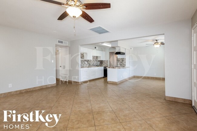 Building Photo - 2324 E Paradise Dr