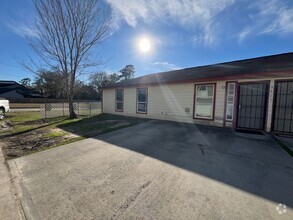Building Photo - 3-Bedroom, 2-Bathroom Duplex in A Convenie...
