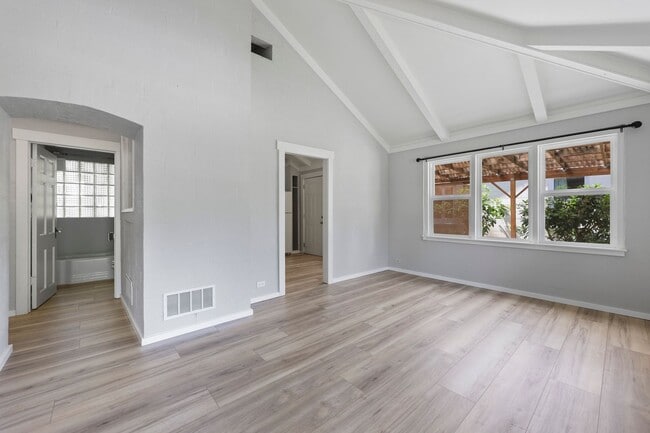 Building Photo - MOVE IN READY! A/C home with 2 bed, 1 bath...