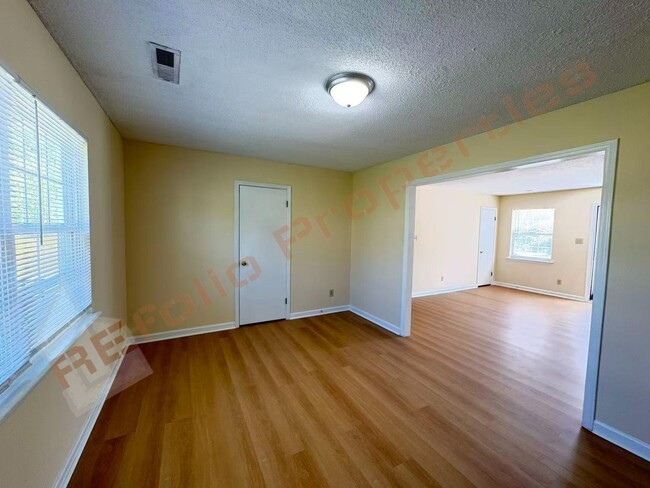 Building Photo - 703 Larchwood Dr