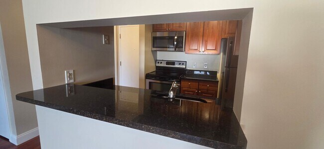 Building Photo - 1-bedroom, 1-bathroom 3rd Flr unit