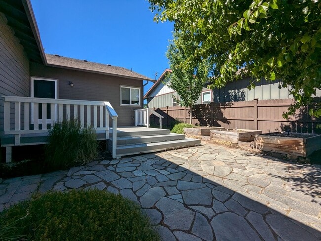 Building Photo - Gorgeous single-level 2x2 with an office\t...