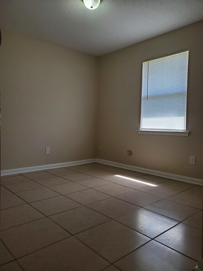 Building Photo - 1805 Courtney Dr