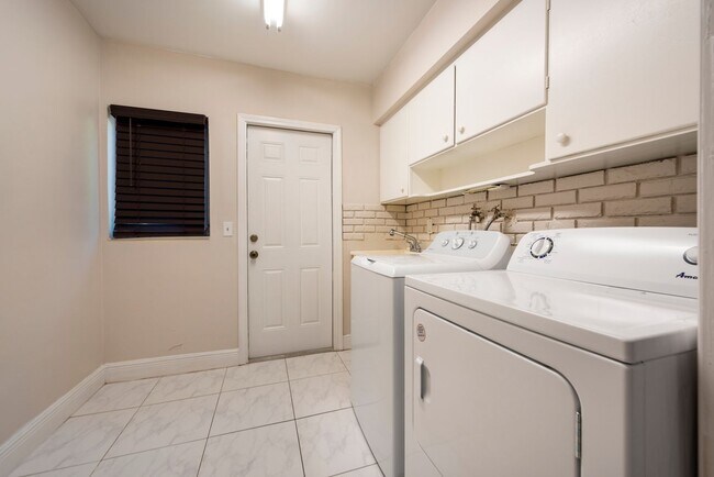 Building Photo - Large home with spacious patio and washer ...