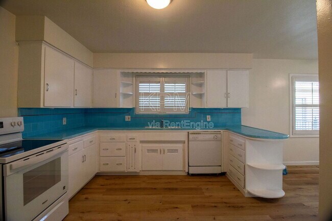 Building Photo - 966 W Mariposa Ave