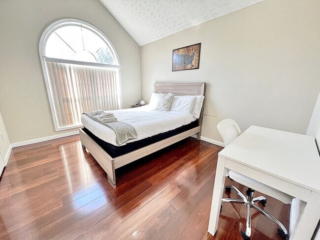 Building Photo - 2812 Cambridge Mews Dr NW