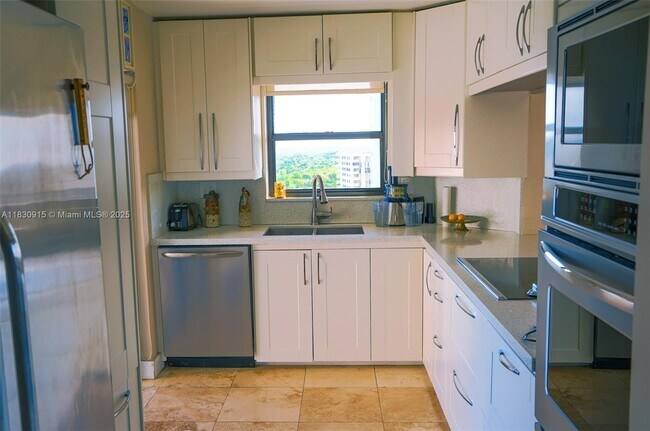 Building Photo - 2333 Brickell Ave