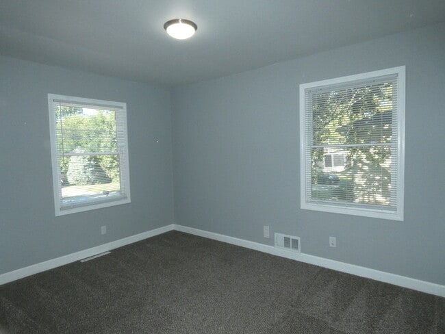 Building Photo - Home in Park Hill School District!
