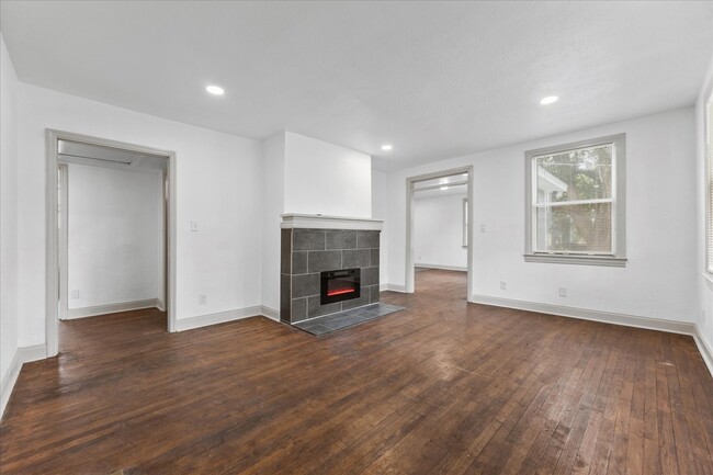 Building Photo - Newly Remodeled Beauty waiting for its fir...