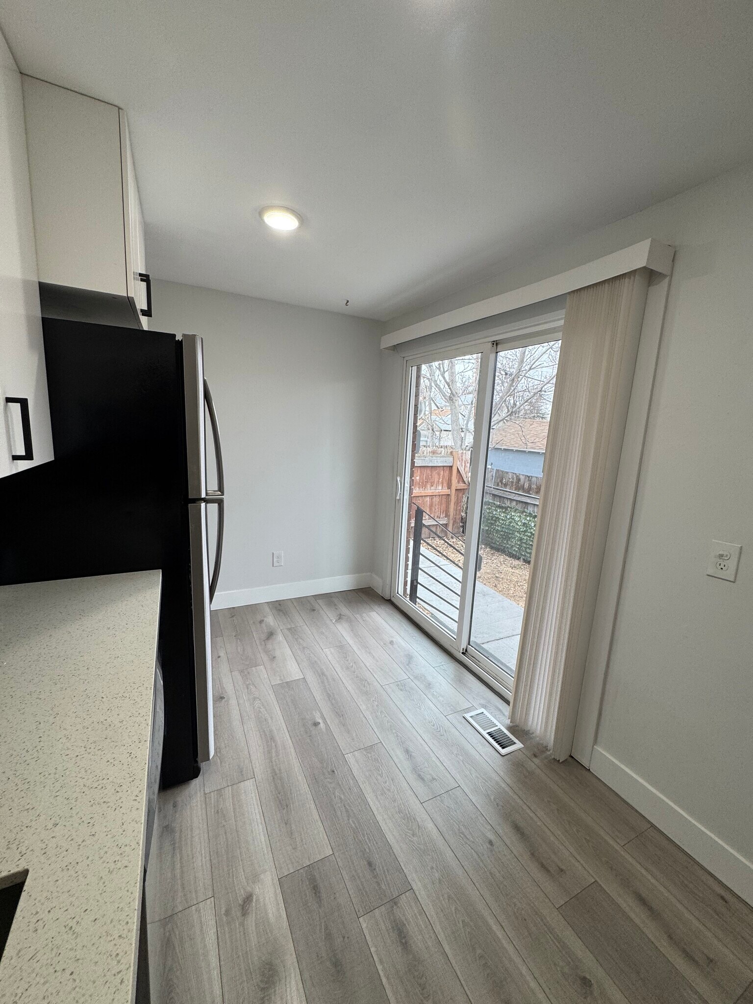 Kitchen - 664 E Ramona Ave