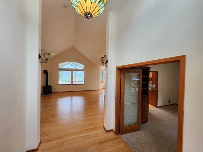 Building Photo - 3 bed 2.5 bath home on Bell Hill with grea...