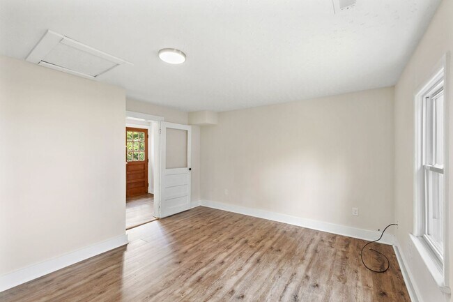 Building Photo - 1457 Caledon Rd
