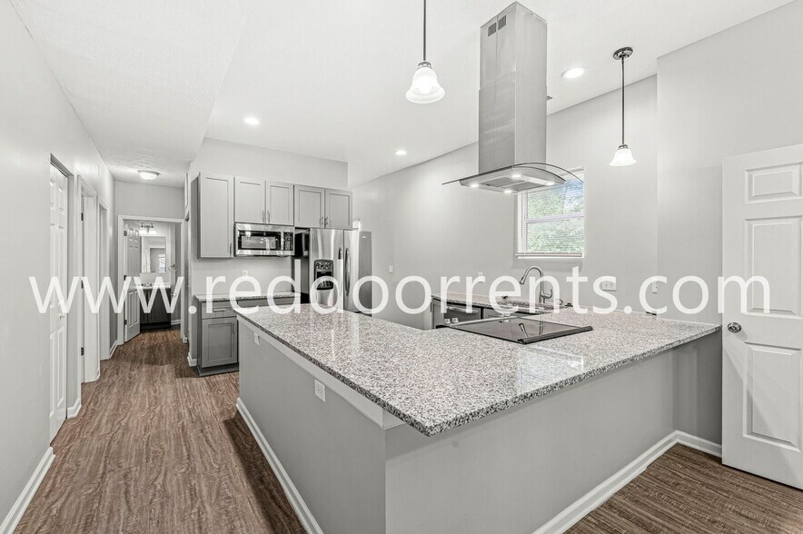 Primary Photo - 2345 N Kenwood Ave