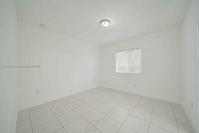 Building Photo - 14750 NE 7th Ave