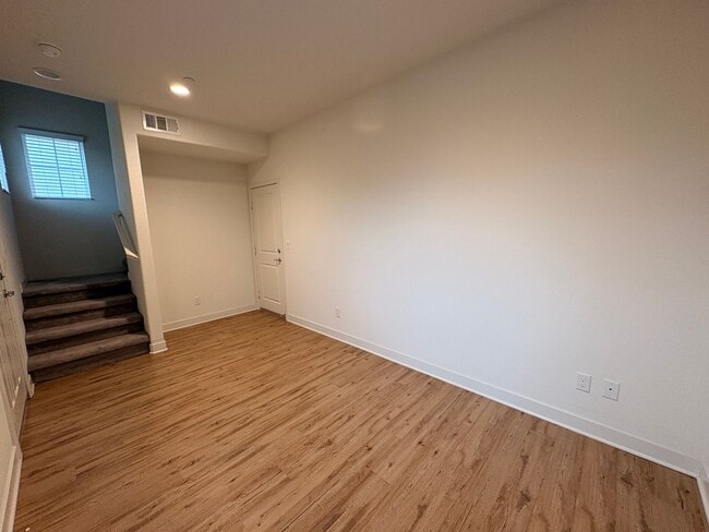 Building Photo - 2 Bed, 2.5 Bath in Anaheim!