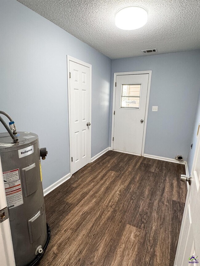 Building Photo - 2108 Marshallville Rd