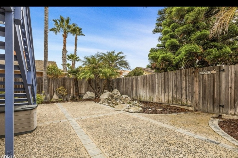 Large Enclosed backyard with water feature - 5138 Outrigger Way