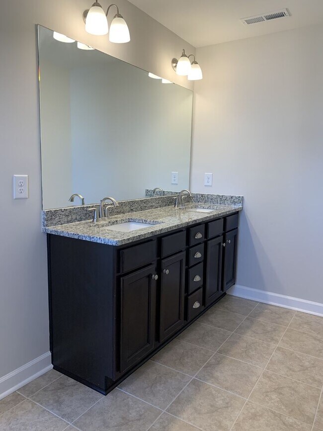 Building Photo - 4 Bed, 3 Bath Home w/ 2 Car Garage and Fen...