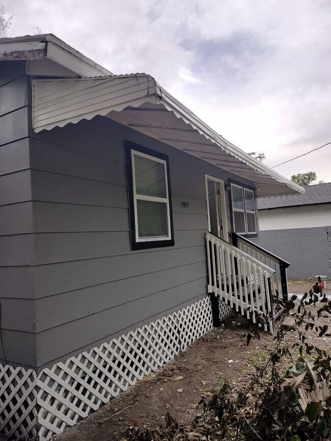 Building Photo - Fully Renovated 3/1 Single Family Ready fo...