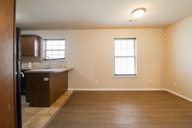 Building Photo - Emerson Elementary Zoned - 3 bedroom / 2 b...