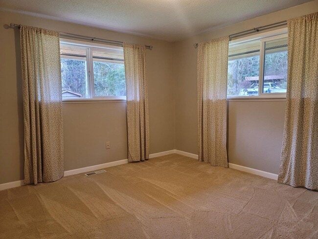 Building Photo - 2 Bedroom Rambler in Suquamish!