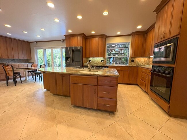 Building Photo - Spacious 4-Bedroom + Office Home in Prime ...