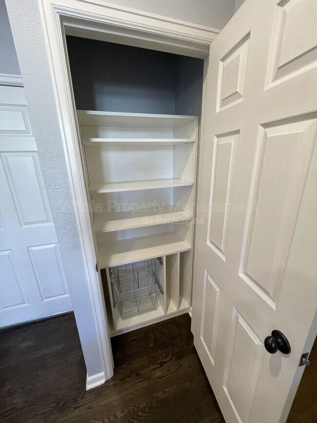 Building Photo - 2737 W Greens Dr