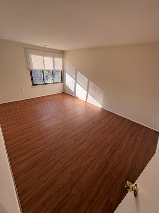 Building Photo - SPACIOUS CONDO IN FARMINGDALE