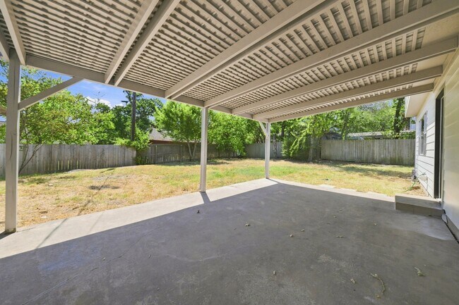Building Photo - 2508 Memorial Dr