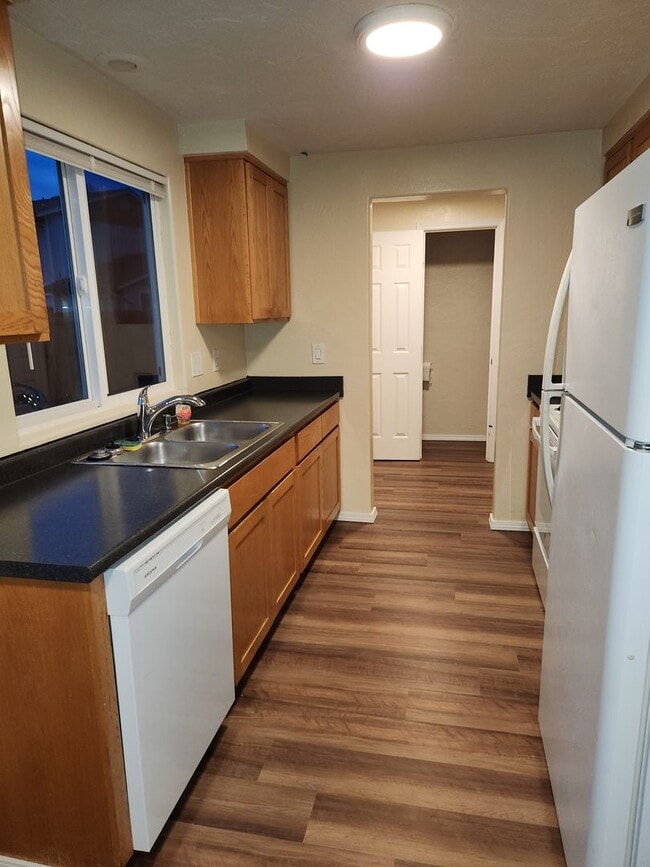 Building Photo - 2bed 1.5 bath Duplex