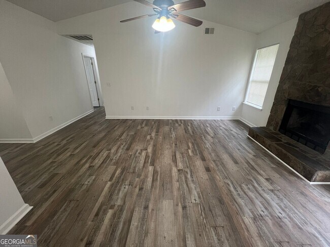 Building Photo - 545 E Country Woods Dr