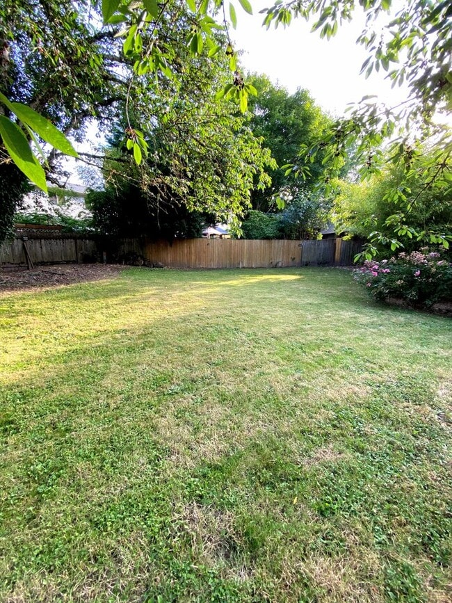 Building Photo - Spacious 4 Bedroom, 2 Bath Home with Large Yard -