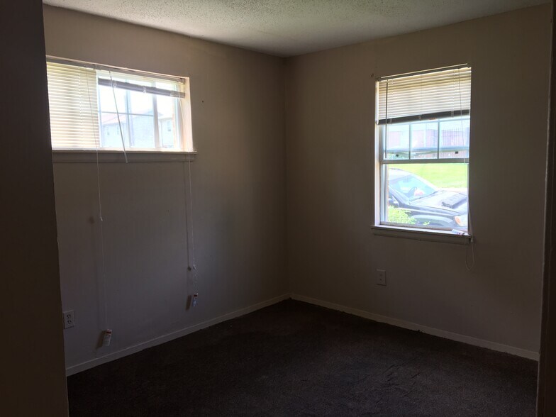 Building Photo - 2563 Peres Ave