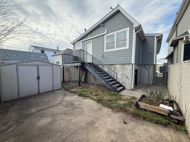 Building Photo - Mint 2 Bed/2 Bath Single-Family Home in Howard Beach!