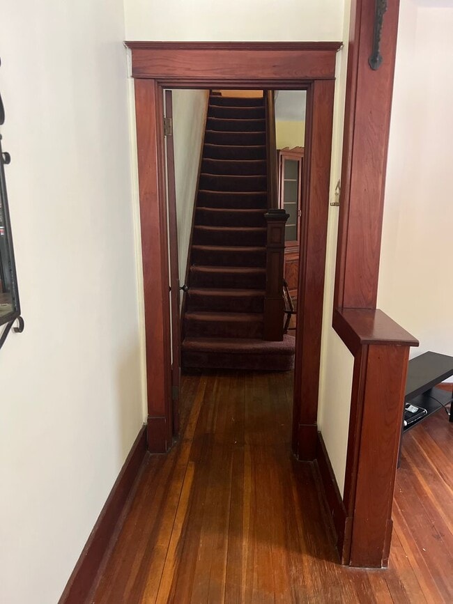Building Photo - Historic 3 bedroom 1.5 bath home!