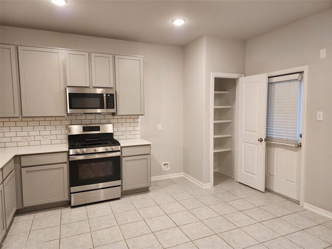 Building Photo - 411 Barren Oak Ln