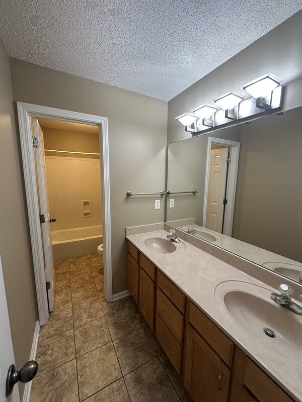 Building Photo - 6703 Einat Cove