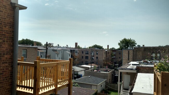 Building Photo - Sun Drenched Quiet Top Floor