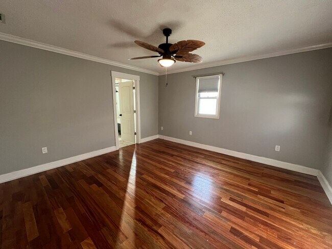 Building Photo - Southern Charm