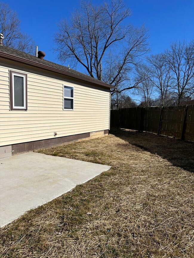 Building Photo - 400 Meadow Ln