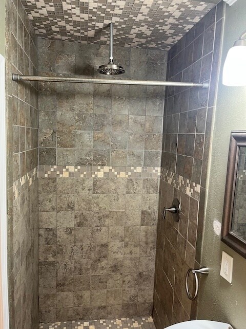 Building Photo - 814 E 6th St