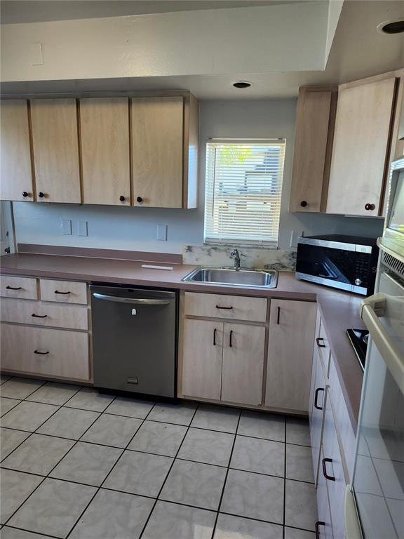Building Photo - 2220 Birchcrest Blvd