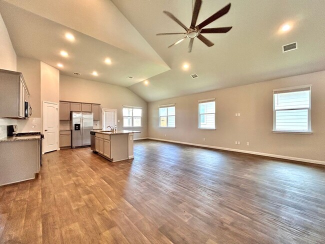 Building Photo - Bright and Spacious 4/BR 3/BA Home with Pr...
