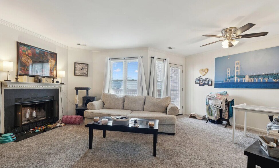 Building Photo - 8 Deer Run Ct