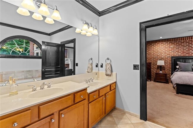 Building Photo - 5512 Glenridge Dr