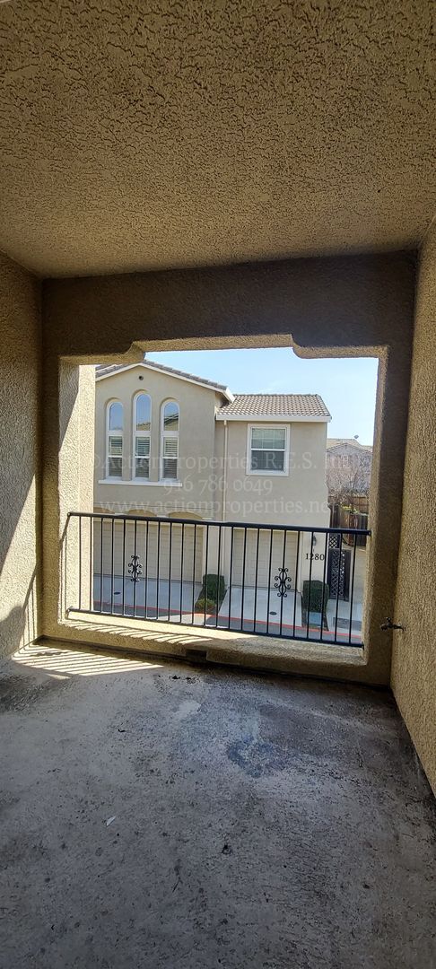 Building Photo - Sierra View Townhouse Lincoln  2 Bed 2 Ba ...