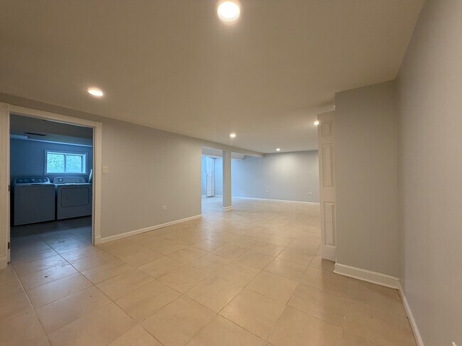 Building Photo - 1724 Hall Pl