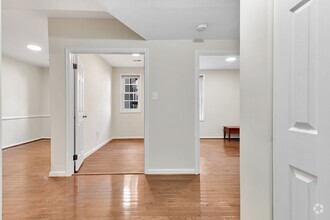 Building Photo - 4 bedroom - Great NW DC location