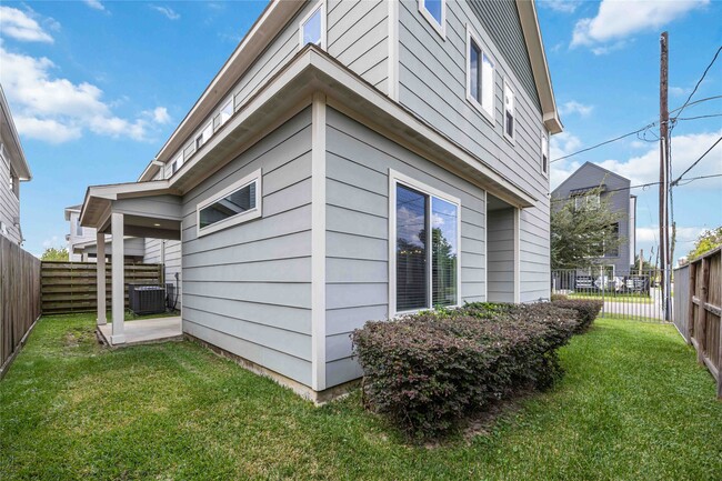 Building Photo - 1854 Dan St