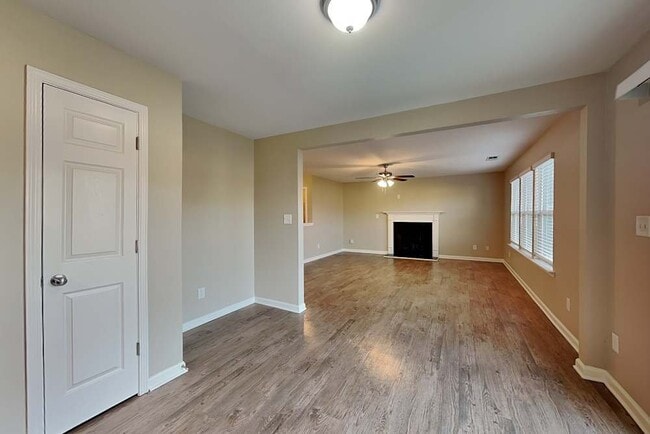Building Photo - 935 Donington Cir SE